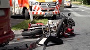 Ein Motorrad liegt nach einem Unfall auf der Straße. © NonstopNews 