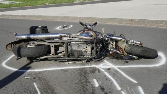Ein Motorrad liegt auf einer Straße. © dpa-Bildfunk Foto: /Nord-West-Media TV/dpa