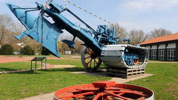 Der Ottomeyerpflug aus der Zeit der Trockenlegung der riesigen Moorflächen im Emsland am Haupteingang zum Museumsdorf Cloppenburg Der Ottomeyerpflug aus der Zeit der Trockenlegung der riesigen Moorflächen im Emsland am Haupteingang zum Museumsdorf Cloppenburg © NDR Foto: Ingo Wagner