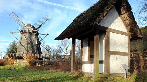 Eine holländische Achtkant-Kappenwindmühle aus Cappeln aus dem Jahre 1764 im Museumsdorf Cloppenburg. © dpa Foto: Ingo Wagner