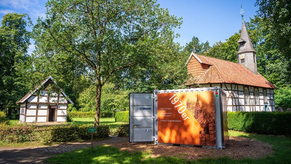 Container mit einer Sonderausstellung stehen im Museumsdorf Cloppenburg. © dpa Foto: Sina Schuldt