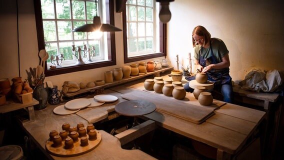 Eine Keramikerin arbeitet im Museumsdorf Cloppenburg. © dpa Foto: Sina Schuldt