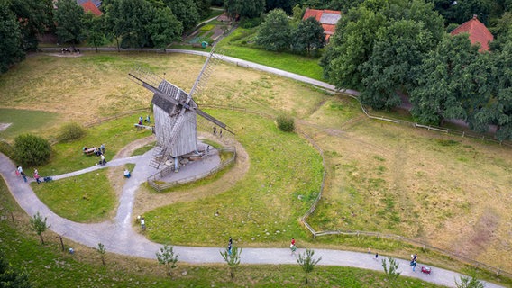 Eine Luftaufnahme zeigt eine historische Windmühle im Museumsdorf Cloppenburg. © dpa Foto: Sina Schuldt