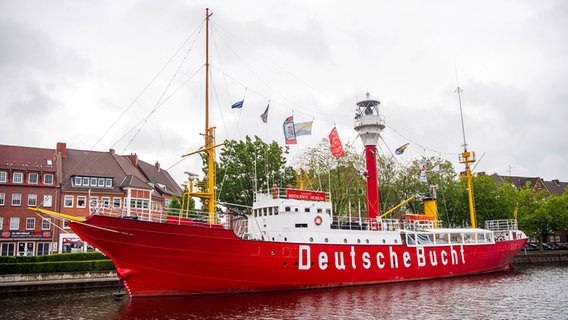 Das Museums-Feuerschiff-Amrumbank/ Deutsche Bucht liegt am am Ratsdelft in der Innenstadt in Emden. © picture alliance/dpa | Sina Schuldt Foto: Sina Schuldt
