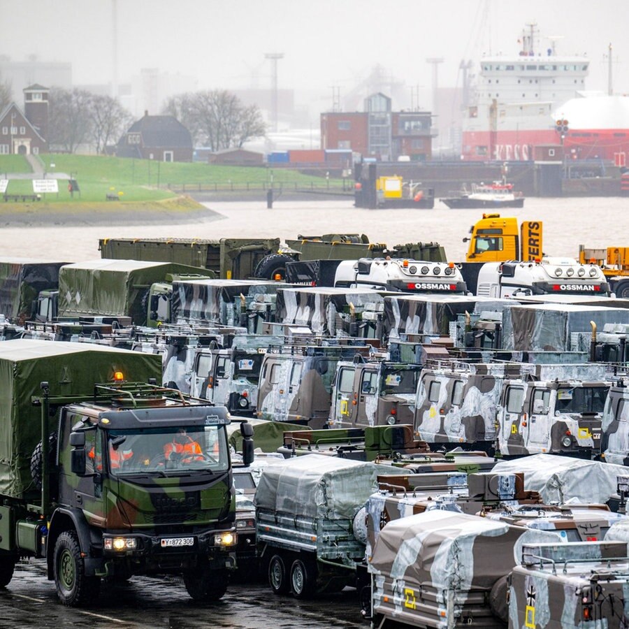 Fahrzeuge und Material der Bundeswehr werden im Seehafen von Emden verladen. © Sina Schuldt/dpa Foto: Sina Schuldt