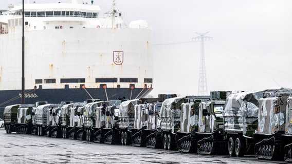Fahrzeuge und Material der Bundeswehr werden im Seehafen von Emden verladen. © Sina Schuldt/dpa Foto: Sina Schuldt