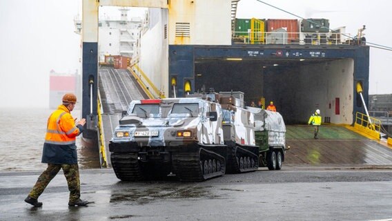 Fahrzeuge und Material der Bundeswehr werden im Seehafen von Emden verladen. Das Material ist bestimmt für die Teilübung Grand North im Norden Norwegens. © dpa Foto: Sina Schuldt