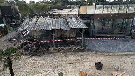 Eine Drohnenaufnahme zeigt einem bei einem Brand zerstörten Beachclub in Nethen an einem See im Ammerland. © NonstopNews 