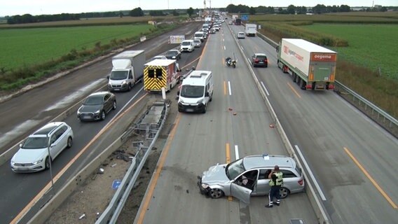 Ein Pkw steht nach einem Unfall auf der A1 bei Neuenkirchen-Vörden. © Nord-West-Media TV 