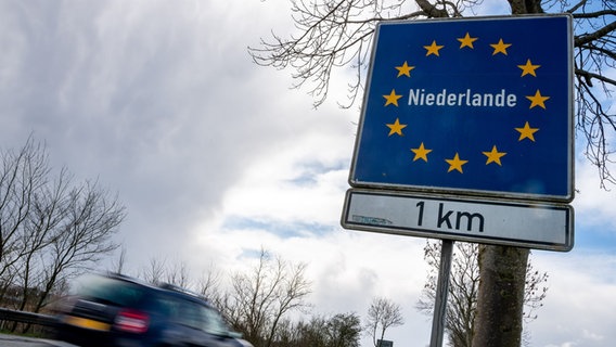 Ein Pkw fährt an einem Schild vorbei, das auf die deutsch-niederländische Grenze hinweist. © dpa-Bildfunk Foto: Sina Schuldt