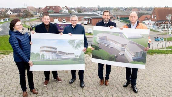 Anne Rickmeyer (l-r), Direktorin NLWKN, Florian Eiben (SPD), Bürgermeister der Stadt Norden, Olaf Meinen (SPD), Landrat Kreis Aurich, Olaf Lies (SPD), Umweltminister in Niedersachsen, und Carl-Ulfert Stegmann, Vorstandsvorsitzender der AG Reederei Norden-Frisia, stehen vor der geplanten Fläche für den Neubau der Forschungsstelle Küste des NLWKN. © dpa-Bildfunk Foto: Hauke-Christian Dittrich