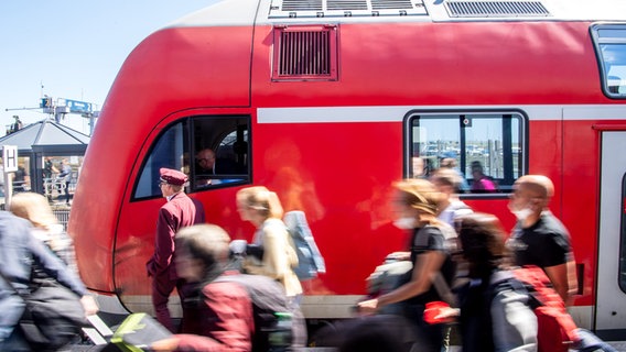Zahlreiche Reisende kommen am Bahnhof Norddeich Mole an. © Sina Schuldt/dpa Foto: Sina Schuldt
