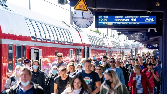 Zahlreiche Reisende kommen am Bahnhof Norddeich Mole an. © Sina Schuldt/dpa Foto: Sina Schuldt