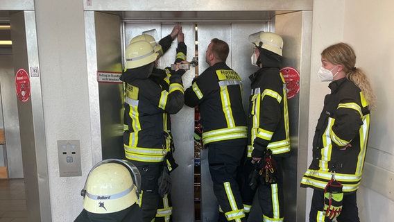 Feuerwehrleute befreien in Norden acht Menschen aus einem Fahrstuhl. © Freiwillige Feuerwehr Norden 