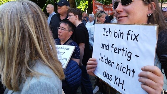 Zahlreiche Menschen nehmen an einer Demonstration gegen die Schließung einer Klinik in Norden teil. © NDR Foto: Sebastian Duden