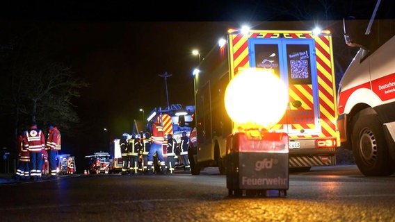 Rettungskräfte auf einer abgesperrten Straßen in Norden © NonstopNews 
