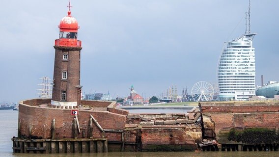 Auf der Nordmole in Bremerhaven steht der Leuchtturm schief. © Sina Schuldt/dpa Foto: Sina Schuldt