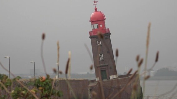Leuchtturm an der Nordmole steht schief. © NonstopNews 