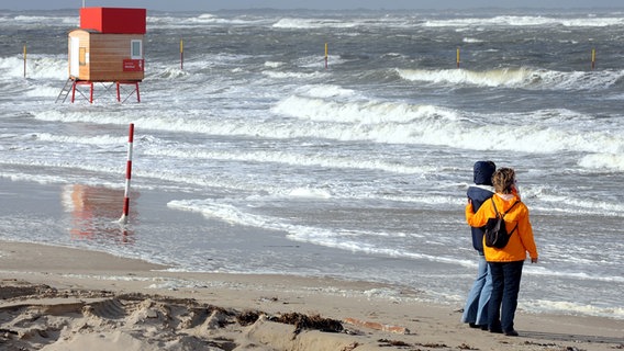 Zwei Menschen stehen an der Nordseeküste. © Picture Alliance Foto: Ingo Wagner