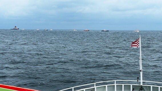 Schiffe suchen in der Nordsee nach vermissten Crewmitgliedern eines gesunkenen Frachters. © Seenotretter - DGzRS 