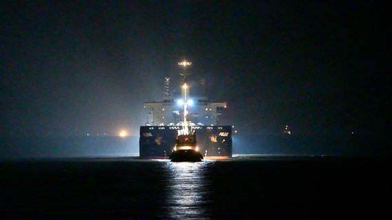 Das Frachtschiff "Polesie" wird in der Nacht von zwei Schleppern an den Kai der Seebäderbrücke in Cuxhaven gezogen. © NEWS5 