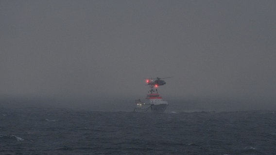 Ein SAR-Hubschrauber der Marine bringt das MIRG-Team auf die "HERMANN MARWEDE". © Die Seenotretter - DGzRS 