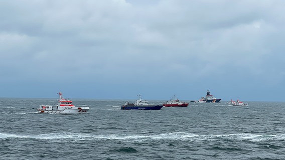 Mehrere Schiffe suchen im Verband auf der Nordsee nach vermissten Seeleuten. © Die Seenotretter - DGzRS 