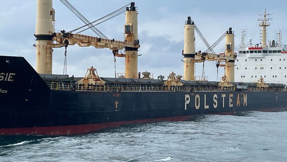 Das Frachtschiff "Polesie" schwimmt am Ort der Kollision mit der "Verity" auf der Nordsee. © Die Seenotretter - DGzRS 