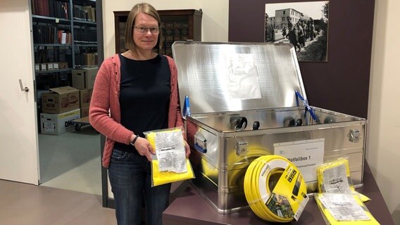 Dr. Wiebke Janssen zeigt eine Notfallbox zur Rettung von schriftlichem Kulturgut. © NDR Foto: Jutta Przygoda