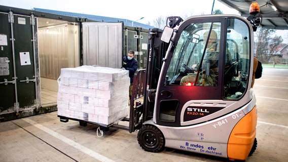 Der Corona-Impfstoff Nuvaxovid von Novavax wird auf dem Gelände der Bundeswehrapotheke angeliefert und in gekühlten Containern zwischengelagert. © dpa Foto: Hauke-Christian Dittrich