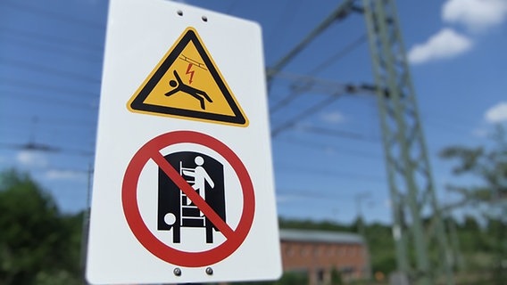 Schilder warnen vor einem Stromschlag. © Bundespolizei 