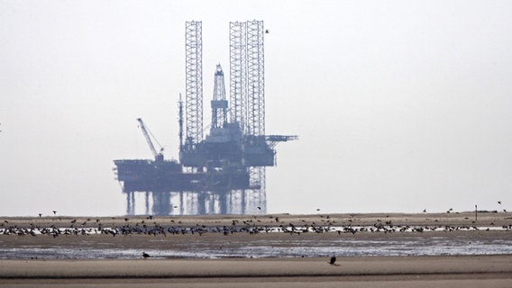 Eine Ölplattform im Wattenmeer bei Ebbe © picture alliance/blickwinkel/AGAMI Foto: M. Guyt