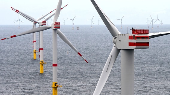 Auf einer Windkraftanlage des Offshore-Windparks "Nordsee 1" vor Spiekeroog sind Arbeiter zu sehen. © dpa - Bildfunk Foto: Ingo Wagner