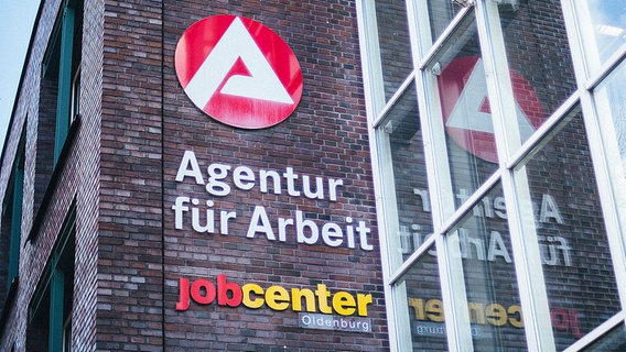 An der Fassade eines roten Backsteingebäudes stehen die Schriftzüge Agentur für Arbeit und Jobcenter Oldenburg. © NDR Foto: Julius Matuschik