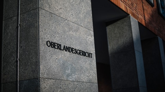 An der Säule eines Gebäudes aus den 60er-Jahren steht der Schriftzug Oberlandesgericht. © NDR Foto: Julius Matuschik