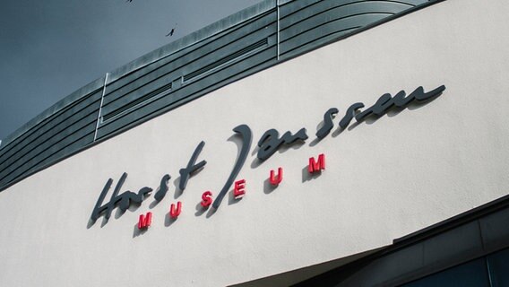 An der Fassade eines ovalen Gebäudes hängt der Schriftzug Horst Janssen Museum. © NDR Foto: Julius Matuschik