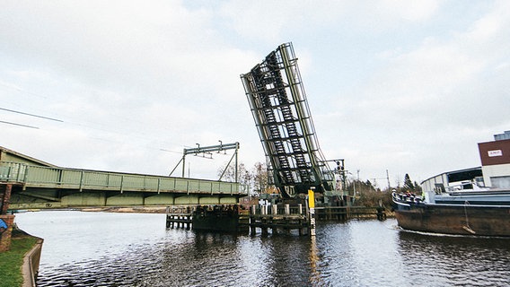 Ein Schiff fährt auf die geöffnete Eisenbahnklappbrücke über der Hunte in Oldenburg zu. Ein Schiff fährt auf die geöffnete Eisenbahnklappbrücke über der Hunte in Oldenburg zu. © NDR Foto: Julius Matuschik