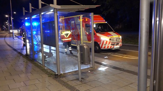 Sanitäter stehen nachts vor einer Bushaltestelle in Oldenburg. © TeleNewsNetwork 