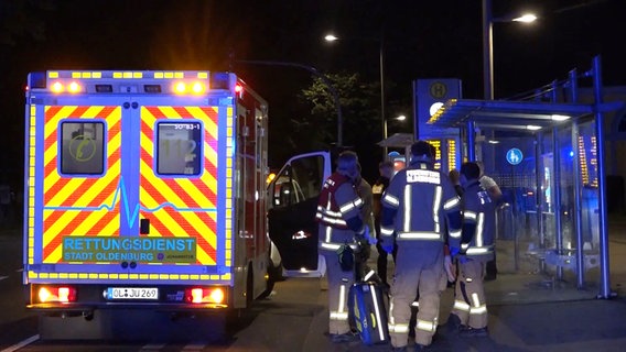 Rettungssanitäter und Polizisten stehen nachts vor einer Haltestelle in Oldenburg. © TeleNewsNetwork 