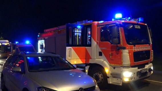 Ein Feuerwehrfahrzeug steht nachts vor einer Haltestelle in Oldenburg. © TeleNewsNetwork 
