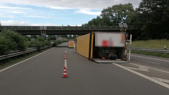 Ein umgekippter Sattelzug liegt auf der Autobahn. © Polizeiinspektion Oldenburg-Stadt / Ammerland 