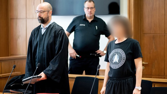 Der Angeklagte, der sich selbst "Commander Shaef" nennt, steht vor Verhandlungsbeginn neben seinem Anwalt Tobias Pohl (l) in einem Gerichtssaal. © dpa-Bildfunk Foto: Hauke-Christian Dittrich