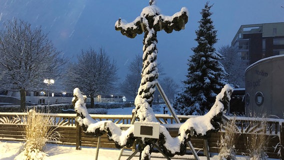 Ein Schneebedeckter Anker in Oldenburg © NDR Foto: Jutta Przygoda