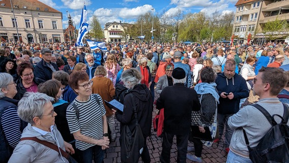 Menschen auf einer Solidaritätsdemo in Oldenburg gegen Antisemitimus © NDR Foto: Sebastian Duden