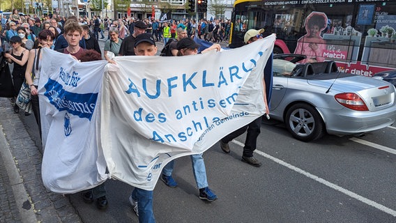 Menschen auf einer Solidaritätsdemo in Oldenburg gegen Antisemitismus © NDR Foto: Sebastian Duden