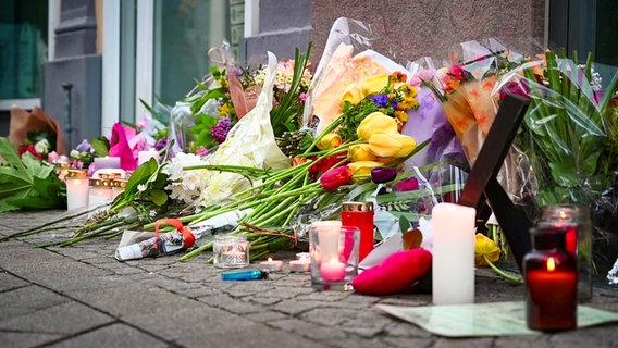 Blumen und Kerzen an einem Tatort in Oldenburg, an dem ein junger Mann von einem Polizisten erschossen wurde. © TeleNewsNetwork 