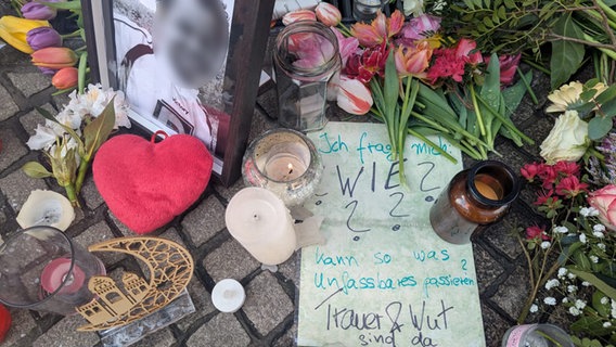 Blumen und Kerzen stehen an einem Tatort in Oldenburg, an dem ein junger Mann von einem Polizisten erschossen wurde. © NDR Foto: Sebastian Duden