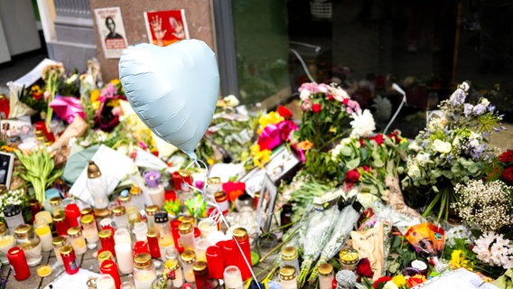 Oldenburg: Am Tatort erinnern unzählige Fotos, Blumen und Kerzen an Lorenz, der durch Polizeischüsse tödlich verletzt wurde. © dpa-Bildfunk Foto: Sina Schuld