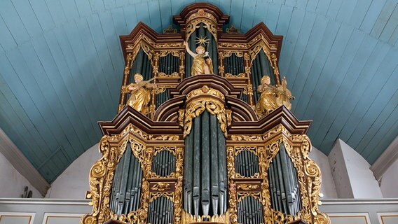 Eine Arp-Schnitger-Orgel in der Sankt Peter und Paul Kirche in Cappel im Landkreis Cuxhaven. © dpa Foto: Burkhard Juettner