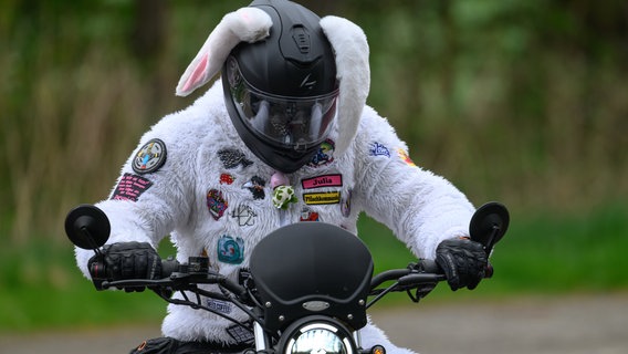 Oldenburg: Mitglieder der Motorradgruppe "Streetbunnycrew" sind kostümiert auf einer Osterfahrt unterwegs. Die Biker sammeln Spenden für kranke und hilfsbedürftige Kinder. © dpa-Bildfunk Foto: Izabela Mittwollen